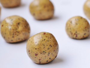 Naked whey easy-peasy protein balls